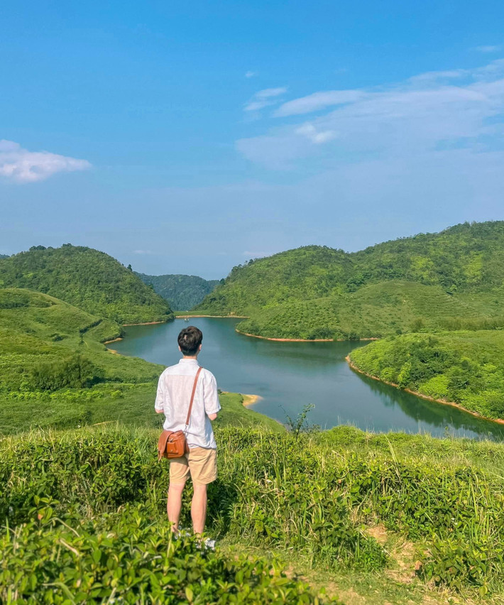 Một du khách đến từ Hà Nội chia sẻ: “Chuyến đi này thực sự làm tôi cảm thấy thư giãn và được nạp lại năng lượng. Không gian hồ tĩnh lặng, thiên nhiên hoang sơ giúp tôi tạm quên đi sự bận rộn của công việc.” Ảnh Chu Đức Giang