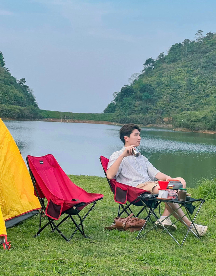 Dù hồ Sam Tạng rất hấp dẫn, nhưng do khu vực này còn khá hoang sơ và ít phát triển du lịch, du khách cần chuẩn bị kỹ lưỡng cho chuyến đi. Nếu du khách có ý định cắm trại qua đêm, hãy mang theo lều, đồ ăn, nước uống và các vật dụng cá nhân cần thiết. Đường vào hồ còn nhiều đoạn nhỏ, vì vậy việc đi theo nhóm và có hướng dẫn viên địa phương sẽ giúp chuyến đi an toàn và thuận tiện hơn. Ảnh Chu Đức Giang