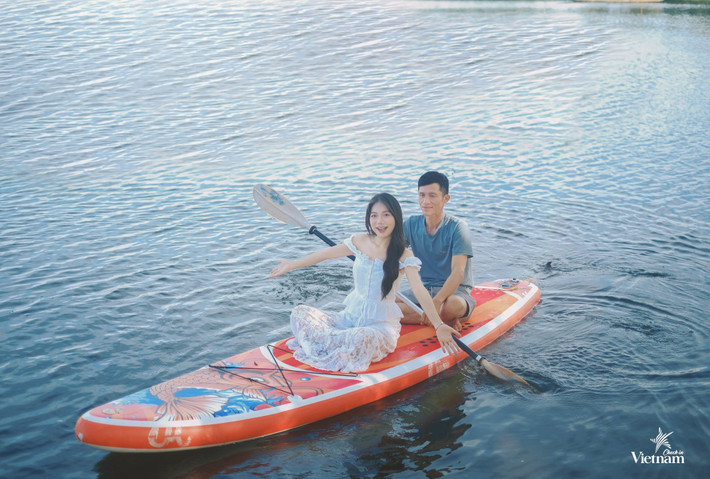 Để hành trình được thuận tiện và trọn vẹn hơn, du khách có thể tham khảo một số tour do các công ty lữ hành uy tín tổ chức. Vietravel Huế cung cấp tour sáng sớm “Săn bình minh phá Tam Giang” khởi hành lúc 4h30, bao gồm xe đưa đón tại khách sạn, thuyền tham quan và bữa sáng dân dã, giá từ 690.000 đồng/người. Saigontourist – Chi nhánh Huế tổ chức tour riêng dành cho nhóm nhỏ với hướng dẫn viên bản địa, trải nghiệm đầm Chuồn, chèo thuyền và ăn sáng bánh Huế, giá từ 850.000 đồng/người. Ảnh Check in Vietnam