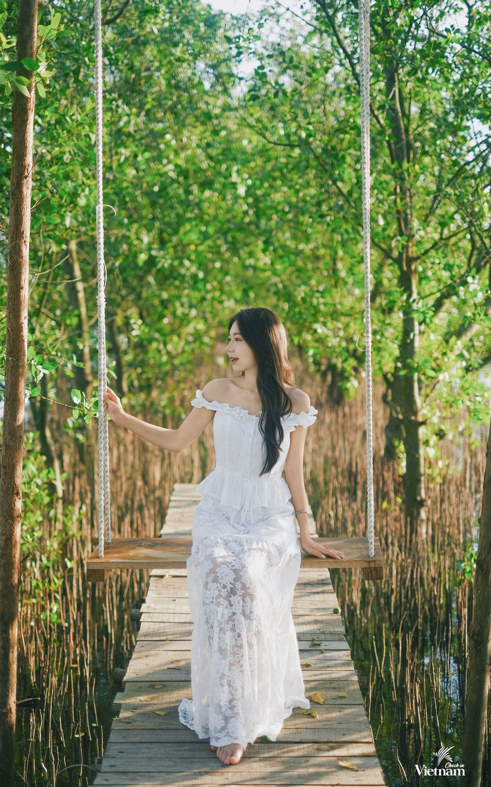 Klook Vietnam có combo tour đặt online tiện lợi, đón khách từ trung tâm Huế, đi thuyền câu cá và dùng bữa sáng trên phá, giá từ 620.000 đồng/người. Trong khi đó, BestPrice Travel mang đến tour nửa ngày khám phá làng chài và văn hóa đầm phá, phù hợp nhóm từ 2 khách, giá từ 780.000 đồng/người. Hue Smile Travel giới thiệu tour chụp ảnh nghệ thuật trên thuyền mành, trải nghiệm bình minh và hỗ trợ đặt theo nhóm riêng, giá từ 650.000 đồng/người. Ảnh Check in Vietnam