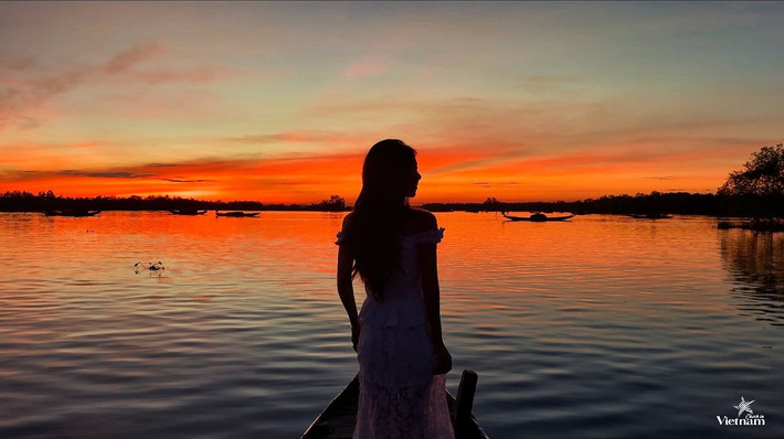 Ngoài săn bình minh, du khách có thể kết hợp tham quan làng chài Thủy Tú, làng nghề nò sáo Thủy Lập, rừng ngập mặn Rú Chá hay khám phá chợ nổi vào sớm mai – nơi người dân địa phương trao đổi hải sản tươi sống ngay trên thuyền, tạo nên bức tranh sinh động về cuộc sống ven phá. Ảnh Checkin Vietnam