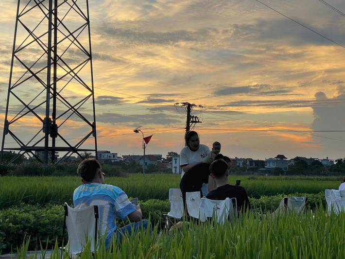 Quán được dựng đơn giản với vài bộ bàn ghế, ô che nắng và khung cảnh hoàn toàn mở xung quanh là những thửa ruộng lúa đang "thì con gái", trải dài đến tận chân trời. Ảnh Vietnamet