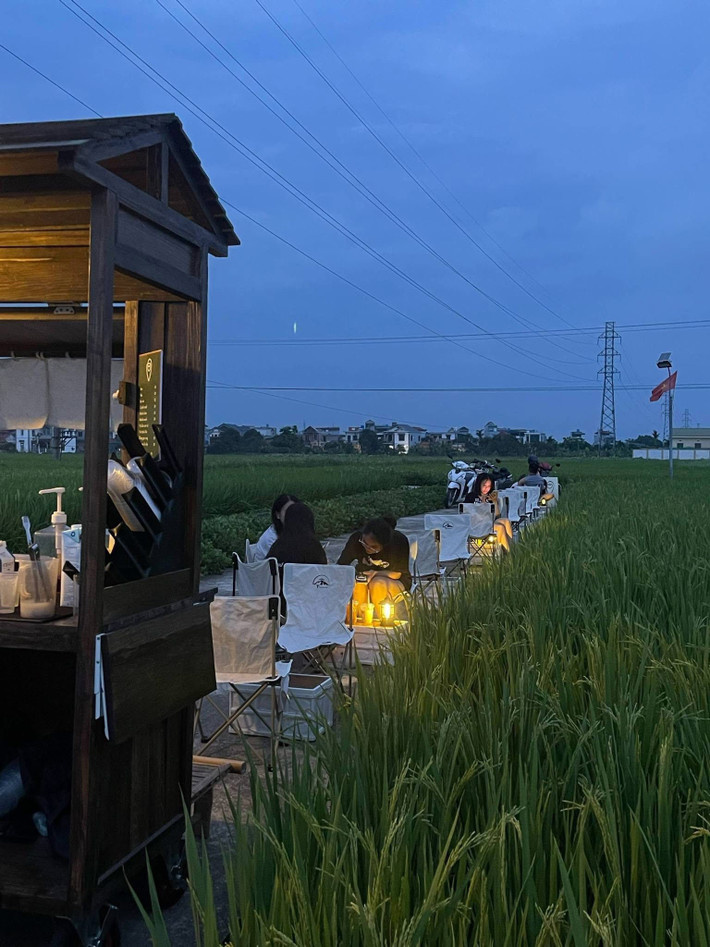 Bên cạnh sự ủng hộ, cũng có một số ý kiến tỏ ra băn khoăn về việc quán cà phê nằm gần lối đi giữa ruộng, có thể gây bất tiện cho việc canh tác hoặc ảnh hưởng đến người dân. Ảnh Vietnamnet