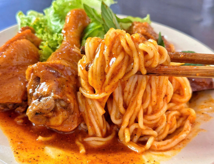 Đến Cà Mau, nếu muốn thưởng thức bánh tầm cay đúng vị,du khách không thể bỏ qua những địa chỉ quen thuộc được người dân địa phương “chọn mặt gửi vàng”. Một trong những quán nổi tiếng nhất là bánh tầm cay Cô Thư tại số 157A Lý Thường Kiệt, phường 6. Quán mở cửa từ 6h sáng và thường hết sớm do lượng khách rất đông. Tô bánh ở đây nổi bật với nước cà ri sánh mịn, béo nhẹ mùi dừa và cay nồng đúng chất miền Tây. Ảnh dulichCaMau