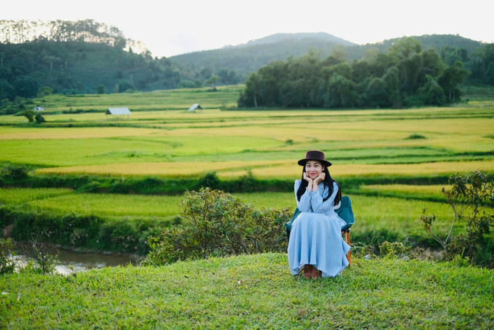 Măng Đen không còn xa lạ trên bản đồ du lịch Tây Nguyên, nhưng với nhiều du khách, Kon Vơng và người Mơ Nâm vẫn còn là một câu chuyện cần được kể. Người Mơ Nâm ở đây sinh sống thành từng cụm nhỏ, giữ gần như nguyên vẹn nếp nhà sàn, cách canh tác và tín ngưỡng bản địa. Mùa lúa chín không đơn thuần là mùa gặt, mà là mùa lễ. Ảnh Thu Thủy