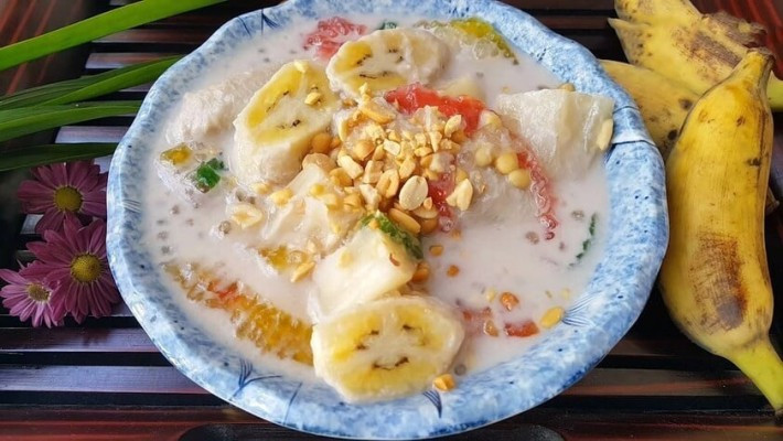 Với những ai thích món ngọt nóng hổi, chè chuối nóng ở khu ẩm thực ngoài trời là một lựa chọn thú vị. Chè gồm chuối chín, khoai, bí đỏ, đậu phộng, nước cốt dừa và được giữ nóng liên tục. Vị chè béo nhẹ, thơm vừa đủ, không quá ngọt, thích hợp dùng vào buổi xế chiều. Ảnh Internet