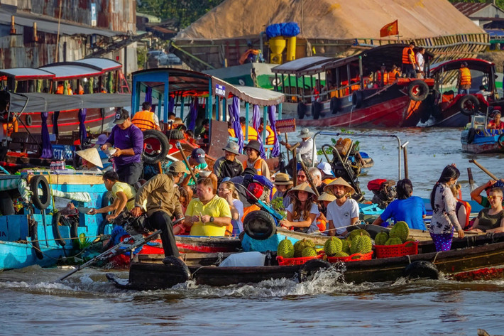 Trong khi đó, tour kết hợp ăn trưa lại phù hợp hơn với những ai đi theo gia đình, có người lớn tuổi hoặc trẻ nhỏ. Các tour này thường khởi hành muộn hơn, khoảng 8 giờ sáng, khi chợ đã vãn khách nhưng vẫn giữ được phần nào không khí nhộn nhịp. Ảnh Duy Tân