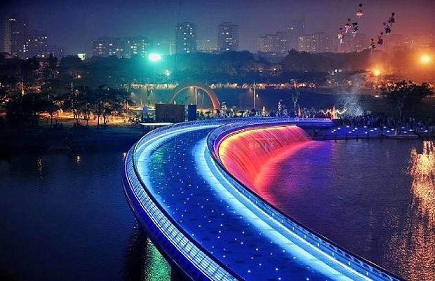 Với những ai không thích chen chúc, cầu Ánh Sao – hồ Bán Nguyệt (phường Phú Thuận) lại là lựa chọn lãng mạn. Khi đèn cầu thắp sáng, phản chiếu xuống mặt hồ trong trẻo dưới ánh trăng thu, nơi đây trở thành khung cảnh mơ màng cho các cặp đôi hay nhóm bạn tìm chút bình yên. Ảnh Vietnambooking