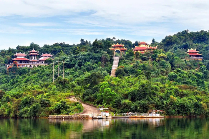 Chiều đến, du khách có thể ghé thăm Vườn Hoa Thành Phố, nơi sở hữu hàng nghìn loài hoa nở rộ quanh năm. Đây là một địa điểm lý tưởng cho những ai yêu thích vẻ đẹp của thiên nhiên. Tiếp theo, dành thời gian tham quan Thiền Viện Trúc Lâm, nơi có không gian thanh tịnh và yên bình, thích hợp cho những ai muốn thư giãn và tĩnh tâm. Ảnh Traveloka