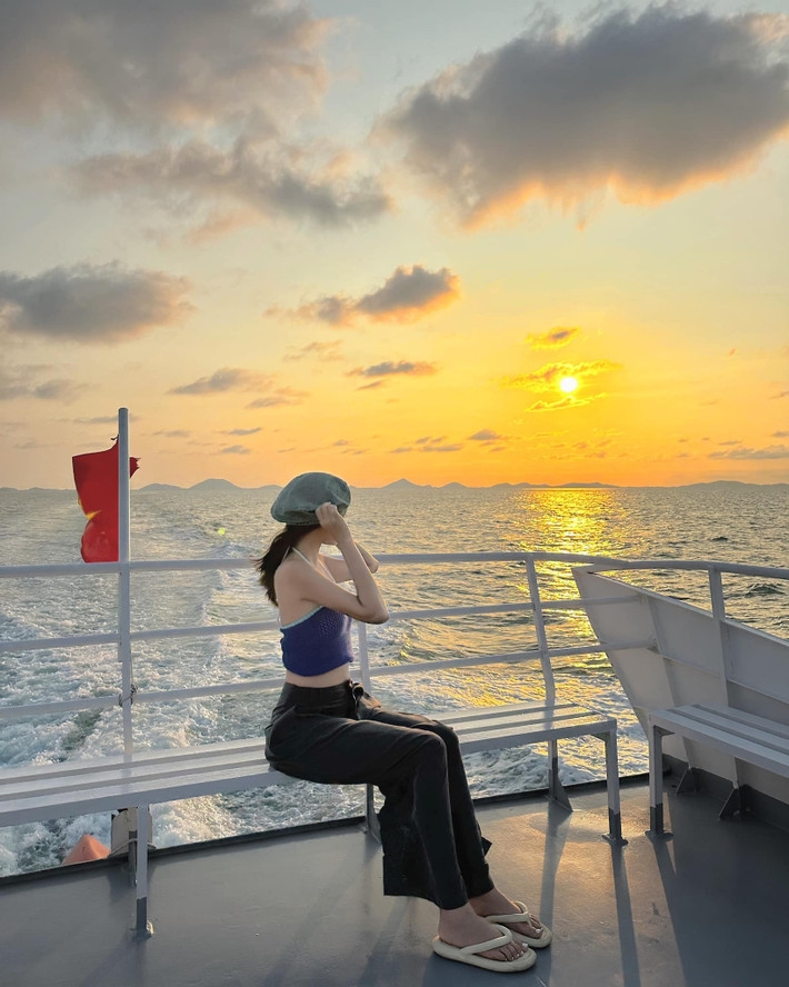 Để đáp ứng nhu cầu khám phá đảo xa, nhiều công ty lữ hành hiện đã tổ chức tour đến Thổ Châu với lịch trình trọn gói, phù hợp cho nhóm bạn trẻ, cặp đôi hoặc gia đình muốn tìm về không gian biển hoang sơ. Một số đơn vị tiêu biểu có thể kể đến như: Vietravel triển khai tour Phú Quốc – Thổ Châu 3N2Đ, kết hợp tham quan Bãi Sao, Dinh Cậu và trải nghiệm trọn một ngày tại đảo Thổ Châu, giá từ 3.950.000 đồng/người, bao gồm tàu cao tốc, khách sạn 3 sao và hướng dẫn viên. Ảnh Thu Thảo