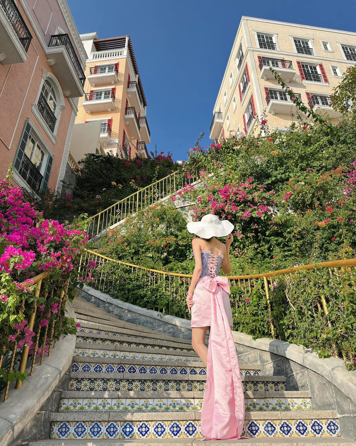 Bên cạnh các tour trọn gói, một số bạn trẻ lựa chọn đi tự túc bằng cách đặt vé tàu cao tốc từ cảng Bãi Vòng (Phú Quốc) ra đảo Thổ Châu. Hiện có tàu chạy định kỳ vào một số ngày trong tuần, giá vé khoảng 300.000–400.000 đồng/lượt, tuy nhiên cần theo dõi dự báo thời tiết và liên hệ trước để giữ chỗ. Ảnh Thu Thảo