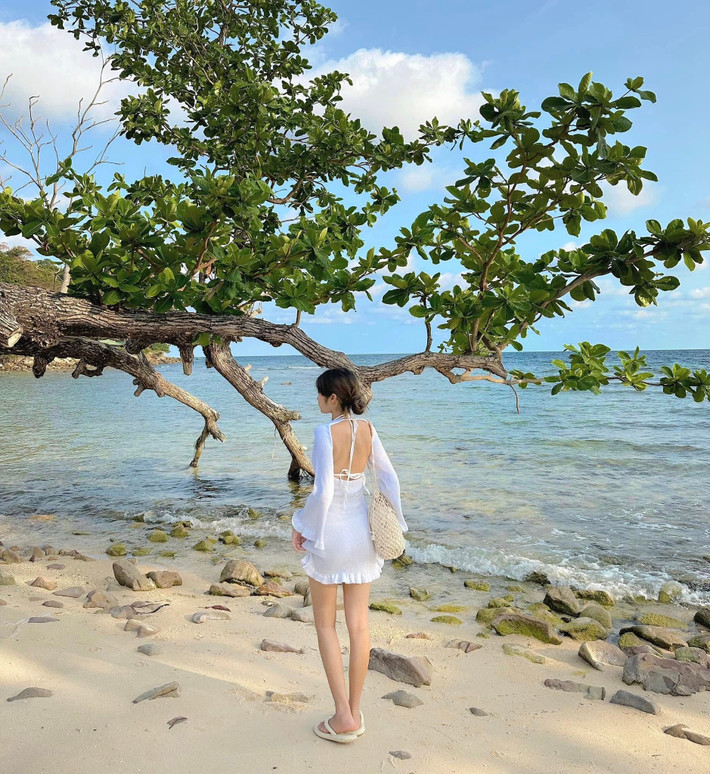 PYS Travel có tour “Thổ Châu – hòn ngọc hoang sơ phía Tây Nam”, khởi hành từ Rạch Giá, thời gian 3 ngày 2 đêm, nhấn mạnh trải nghiệm du lịch xanh, lặn ngắm san hô, nghỉ nhà dân và thưởng thức hải sản tươi sống, giá từ 3.300.000 đồng/người. Du lịch Nam Á Châu cung cấp gói tour kết hợp Phú Quốc – Thổ Châu – Hòn Móng Tay với thời gian linh hoạt 4N3Đ, thiết kế riêng cho nhóm khách đặt theo yêu cầu, trong đó có trải nghiệm cắm trại và câu mực đêm trên đảo. Ảnh Thu Thảo