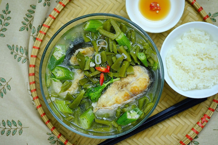 Từ một loại cây dại, đầy gai và khô khốc, họ đã biến nó thành món canh đặc sản, mang đậm hương vị quê nhà. Ảnh MIA