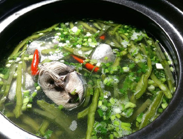 Cá đuối – nguyên liệu còn lại – được làm sạch, cắt miếng vừa ăn và ướp nhẹ với muối, tiêu. Nước canh được nấu từ me chua, có thể thêm cà chua, đậu bắp, dọc mùng (bạc hà), rồi cho cá đuối vào nấu đến khi vừa chín, sau đó mới thả xương rồng vào để giữ độ giòn. Ảnh Phong Nha