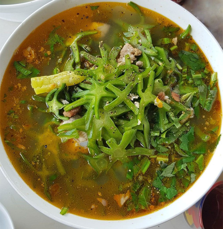 Bát canh hoàn thành có đủ sắc – hương – vị: vị chua thanh của me, vị ngọt của cá, vị giòn mát của xương rồng và mùi thơm nồng của rau mùi, ớt cay điểm xuyết cho thêm phần dậy vị. Ảnh Phong Nha