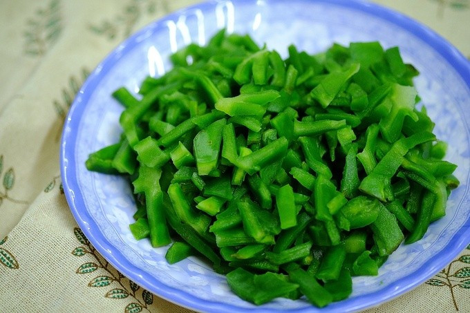 Để có được một bát canh ngon, công đoạn sơ chế xương rồng đòi hỏi sự tỉ mỉ và công phu. Người nấu sẽ chọn những bẹ non xanh mướt, dùng dao sắc gọt sạch gai, sau đó cắt thành khúc vừa ăn hoặc thái sợi. Ảnh Internet