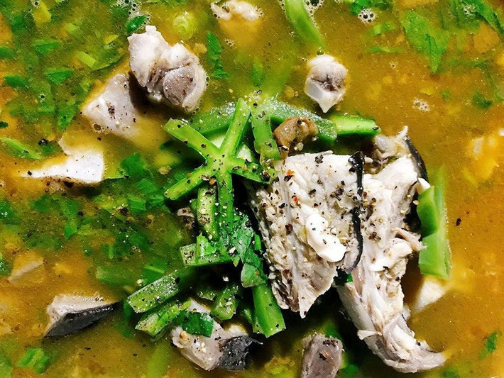 Không cầu kỳ, không xa hoa, canh xương rồng cá đuối vẫn chiếm trọn cảm tình của những ai yêu ẩm thực mộc mạc và nguyên bản. Nếu có dịp về Quảng Bình, hãy thử ghé vào một quán cơm ven biển, gọi một bát canh xương rồng nóng hổi – để thấy rằng trong sự khắc nghiệt của thiên nhiên, con người vẫn biết cách chắt chiu từng vị ngọt từ biển, từng món ngon từ đất, để gìn giữ hương vị riêng của quê hương mình. Ảnh PhongvietTravel
