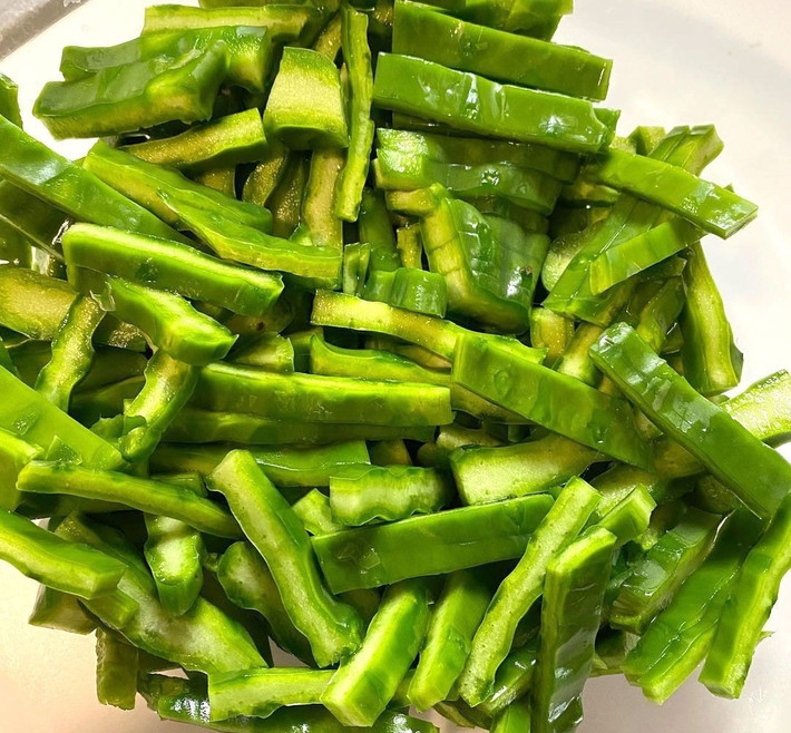 Nhưng trong tay người miền biển khéo léo, thứ cây gai góc ấy lại trở thành một loại rau độc đáo với vị chua nhẹ tự nhiên và tác dụng thanh nhiệt, giải độc rất tốt cho cơ thể.