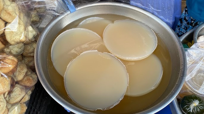 Xu xoa khi ăn thường được ăn kèm với nước đường hoặc nước cốt dừa, tạo nên vị thanh mát, dịu nhẹ rất hợp để giải nhiệt trong những ngày hè oi bức. Ảnh Internet
