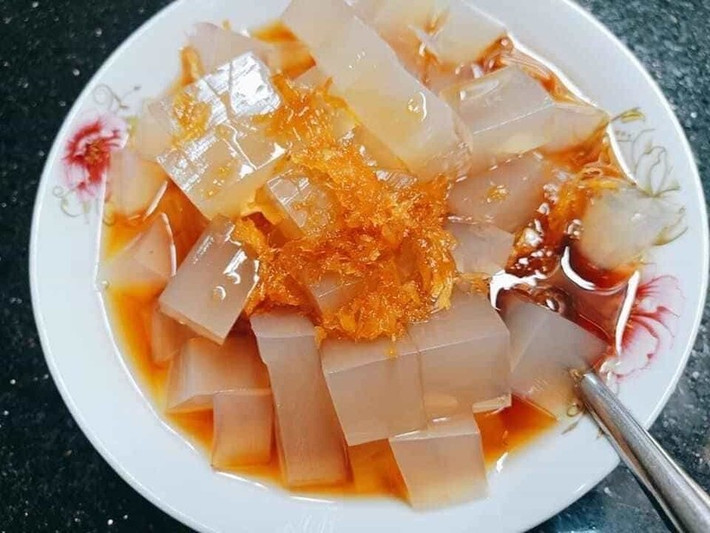 Dù rong xu xoa có ở nhiều tỉnh ven biển, nhưng tại Quảng Ngãi đặc biệt là đảo Lý Sơn loại rong này được đánh giá là ngon và chất lượng nhất. Nhờ điều kiện tự nhiên lý tưởng và kinh nghiệm khai thác lâu đời, rong xu xoa ở đây trở thành nguyên liệu quý để làm nên món đặc sản trứ danh. Ảnh Đặc sản Quảng Ngãi