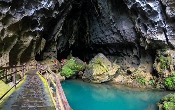 Nằm trong quần thể Phong Nha – Kẻ Bàng, hang E là điểm trekking kỳ thú bậc nhất tại vùng rừng nguyên sinh. Cung đường khám phá Thung lũng Sinh Tồn – hang E dài khoảng 4km, đưa du khách băng qua rừng rậm, lội suối và trải nghiệm tắm mát trong làn nước xanh ngọc lấp lánh giữa lòng hang. Ảnh Traveloka