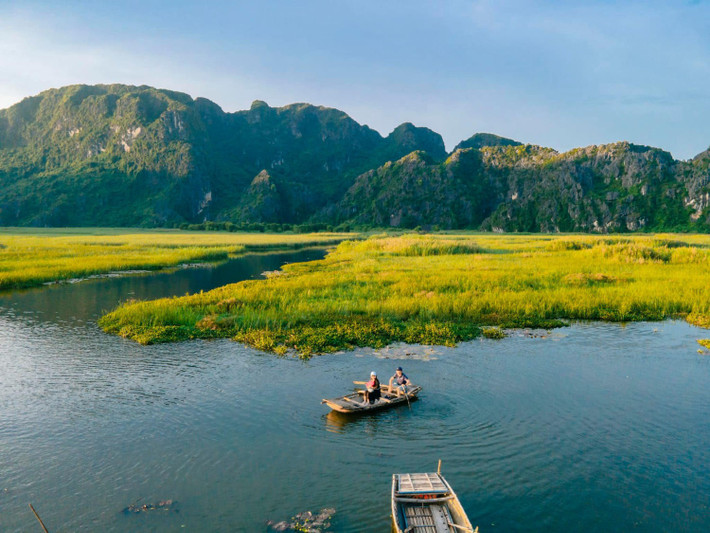 Điều đặc biệt là mặt nước ở đây hầu như không có sóng, bởi vậy nơi này còn được gọi với cái tên đầy lãng mạn: “vịnh không sóng”. Ảnh Visit Ninh Binh