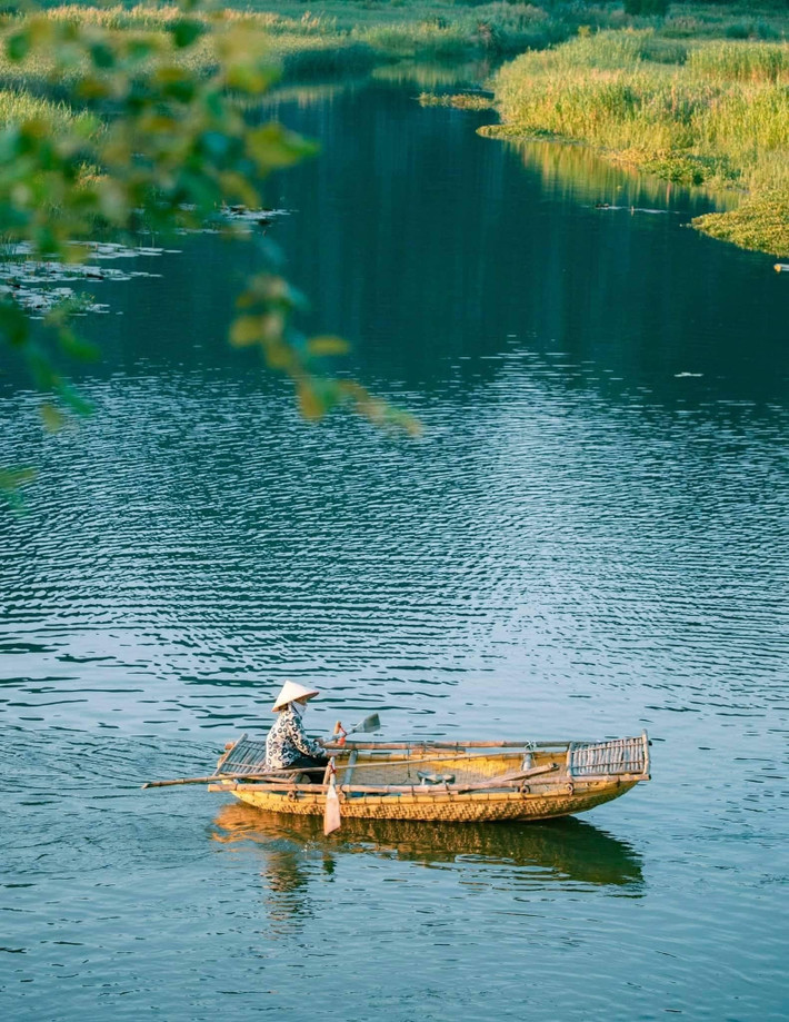 Trải nghiệm ngồi thuyền nan, len lỏi qua những lạch nước trong vắt, men theo chân núi đá vôi là hoạt động mà bất kỳ du khách nào cũng không thể bỏ lỡ. Ảnh Visit Ninh Binh