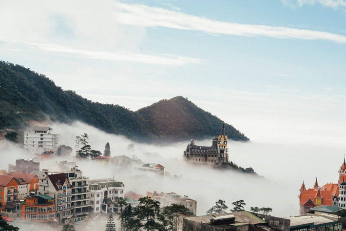 Cách thủ đô chừng 80 km, Tam Đảo (Vĩnh Phúc) hấp dẫn du khách nhờ khí hậu mát mẻ và sương mù đặc trưng. Dù đường lên khá dốc, nhưng cảnh sắc hữu tình, không khí se lạnh và những góc quán cà phê trên cao giúp nơi đây trở thành một trong những điểm chill “có gu” bậc nhất miền Bắc. Ảnh Cardo