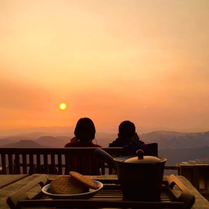 Chiều, du khách có thể thư giãn tại Lạc Cảnh Đại Nam Văn Hiến, nơi có các công trình văn hóa tái hiện nét đặc trưng của Việt Nam. Cuối cùng, trước khi kết thúc chuyến đi, hãy đến Đồi Cà Phê để ngắm hoàng hôn và tạm biệt Đà Lạt trong một không gian tuyệt vời. Ảnh Traveloka