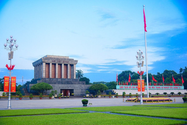 Quảng trường Ba Đình là điểm nhấn không thể bỏ qua. Đây là nơi Bác Hồ đọc Tuyên ngôn Độc lập ngày 2/9/1945, khởi đầu cho nước Việt Nam Dân chủ Cộng hòa. Tản bộ quanh quảng trường, du khách sẽ cảm nhận được bầu không khí trang nghiêm, lịch sử và hùng tráng. Ảnh Crystalbay