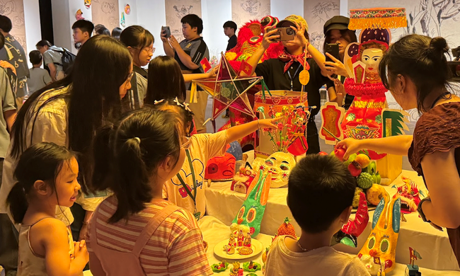 Trong khi đó, Bảo tàng Dân tộc học Việt Nam lại đem đến làn gió mới cho mùa trăng với chương trình “Vui cùng trẻ thơ”. Ảnh Bảo tàng Dân tộc học Việt Nam
