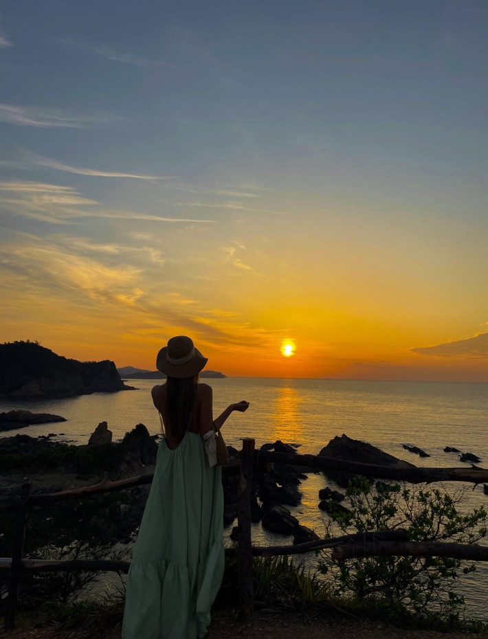 Cô Tô – hòn đảo xinh đẹp ngoài khơi tỉnh Quảng Ninh – từ lâu đã là điểm đến lý tưởng của những người yêu biển và thích không gian yên bình. Mỗi mùa hè, đảo lại nhộn nhịp đón bước chân du khách đến tận hưởng kỳ nghỉ giữa nắng vàng và làn nước trong xanh. Tuy nhiên, với những ai lần đầu lên kế hoạch tới Cô Tô, câu hỏi thường gặp là: Nên đi tự túc để tự do khám phá hay chọn tour trọn gói cho nhẹ nhàng tiện lợi? Ảnh Aki Lan