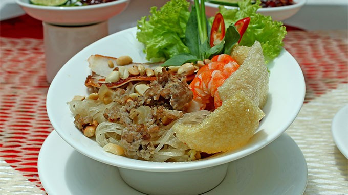 Với những ai thích khám phá hương vị bản địa, chuyến đi về Quế Sơn sẽ thêm phần thú vị nếu được ghé thăm một làng nghề làm phở sắn, tự tay thử đan tấm phở như chài cá, rồi thưởng thức món ăn truyền thống giữa không gian làng quê thanh bình. Ảnh