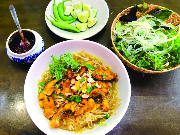 Hiện nay, một số làng nghề ở xã Quế Phú, Quế Châu, Quế Long vẫn còn lưu giữ kỹ thuật làm phở sắn truyền thống. Một số hộ đã cải tiến quy trình để có thể sản xuất quy mô lớn, đáp ứng nhu cầu thị trường, đóng gói và gửi đi nhiều tỉnh thành khác. Ảnh Mộc Yên