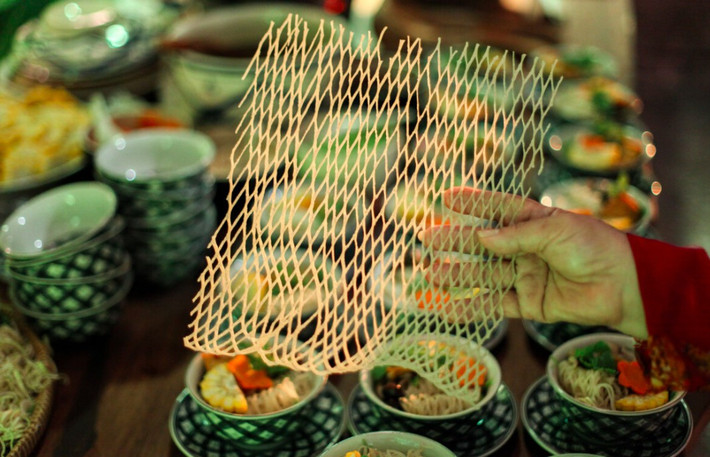 Phở sắn là món ăn dân dã, có mặt trong bữa ăn hàng ngày của người dân Quế Sơn từ hàng chục năm trước. Khởi nguồn từ sự thiếu thốn lương thực những năm gian khó, người dân vùng gò đồi đã tận dụng củ sắn – thứ nông sản phổ biến ở quê nhà – để chế biến thành món ăn thay cơm. Dần dần, phở sắn không còn là món ăn "chống đói" mà trở thành một nét đặc trưng trong văn hóa ẩm thực địa phương, được lưu truyền, sáng tạo và nâng tầm thành đặc sản. Ảnh Cù Lao Chàm