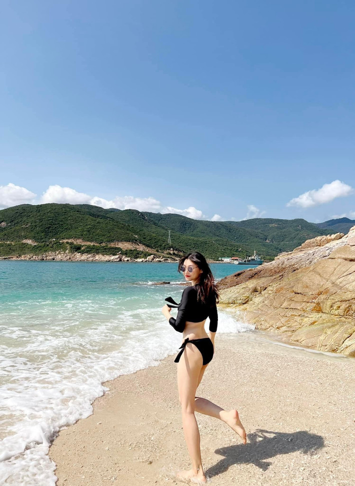 Điều nữa khiến tour Bình Hưng trở thành lựa chọn lý tưởng cho dân văn phòng chính là dịch vụ trọn gói và không lo phát sinh chi phí. Các công ty du lịch cung cấp tour này đã bao gồm tất cả các dịch vụ cần thiết: phương tiện di chuyển, ăn uống, tham quan, và cả hướng dẫn viên. Du khách chỉ cần xách ba lô lên và đi, không phải lo lắng về bất kỳ chi phí phát sinh nào. Ảnh Phương Ngân