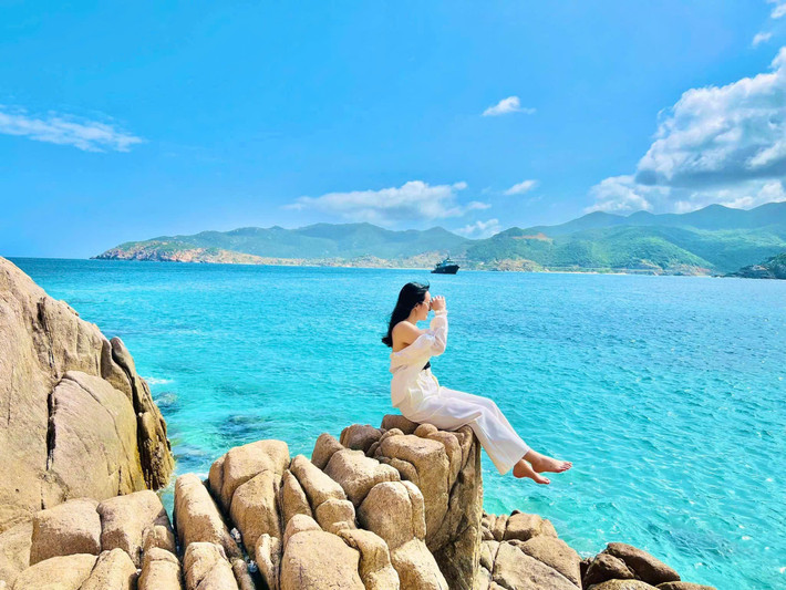 Bãi cát trắng mịn, làn nước biển trong xanh, những rặng san hô đầy màu sắc và khung cảnh thiên nhiên tươi đẹp tạo nên không gian lý tưởng để thư giãn và quên đi những căng thẳng, lo toan trong công việc. Ảnh Kim Ngân Nguyễn