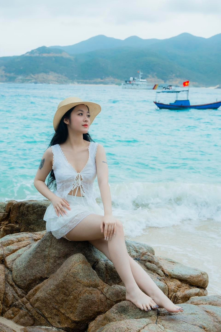 Không chỉ là một kỳ nghỉ ngắn, tour này còn mang lại những trải nghiệm thú vị và những kỷ niệm đẹp trong một không gian thiên nhiên hoang sơ, bình yên. Chắc chắn rằng, không ít dân văn phòng sẽ sẵn sàng "dành chút thời gian" cho Bình Hưng mỗi dịp cuối tuần. Ảnh Thời Bình Hưng