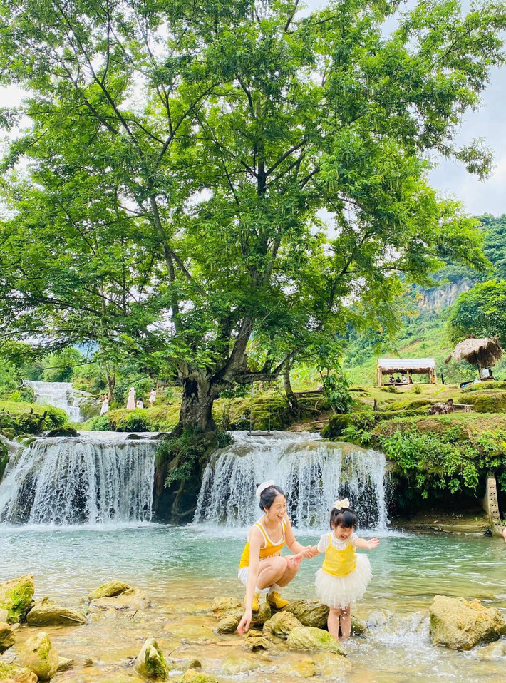 Không gian quanh suối khá hoang sơ, chưa bị thương mại hóa, cũng không có các hàng quán ồn ào. Ảnh Nguyễn Thị Linh