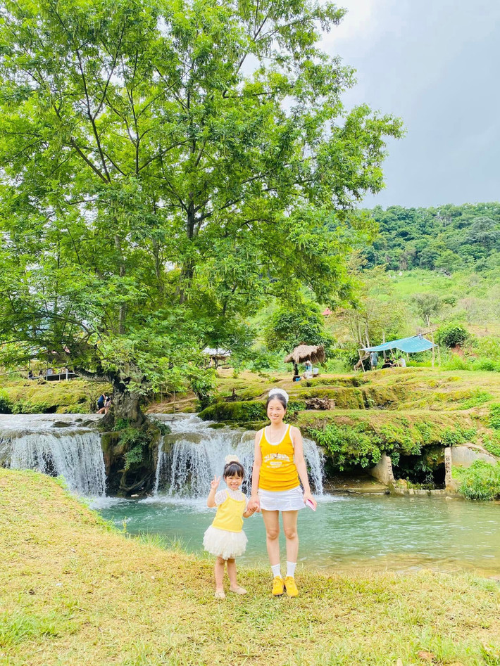 Một vài người dân địa phương dựng lều nhỏ, cho thuê phao và giữ xe. Tuy nhiên, trải nghiệm nơi đây vẫn giữ được sự mộc mạc và gần gũi – điều hiếm thấy ở các điểm đến đông khách khác. Ảnh Nguyễn Thị Linh