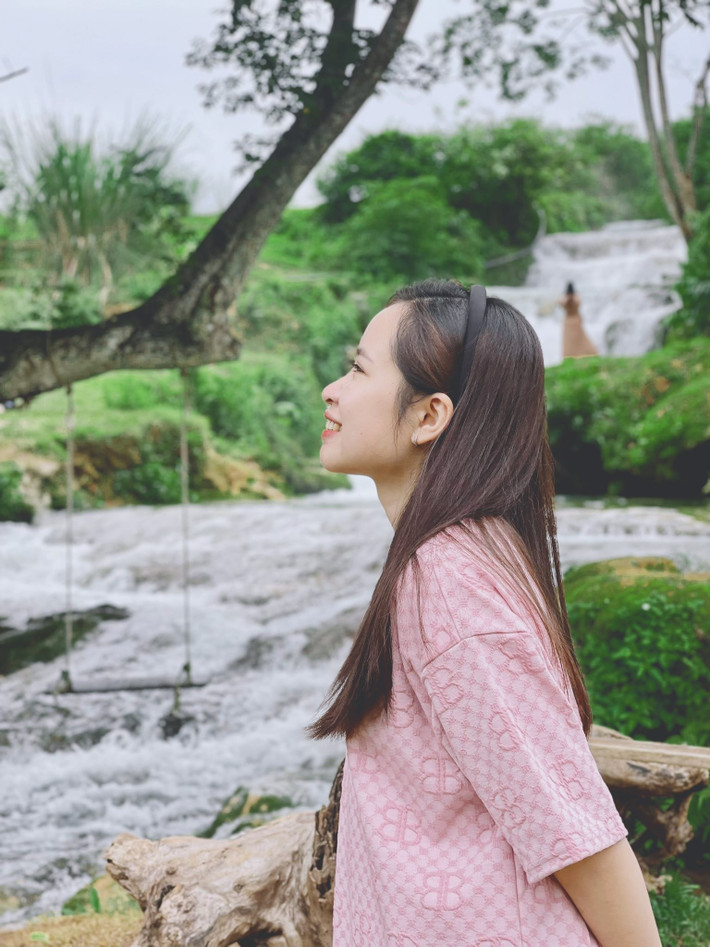 Mộc Châu không chỉ có suối Bản Mòn trong trẻo giữa mùa hè. Cao nguyên này quanh năm khoác lên mình những lớp áo thiên nhiên đầy thi vị. Tháng Giêng, đất trời nhuộm sắc hồng của hoa đào, trắng muốt hoa mận, xen lẫn màu xanh non mơn mởn của đồi chè đang nảy lộc. Giữa tháng 5 là mùa mận chín đỏ, thơm lừng khắp các bản làng – thời điểm lý tưởng để du khách dã ngoại, hái trái giữa vườn. Ảnh Mai Hương