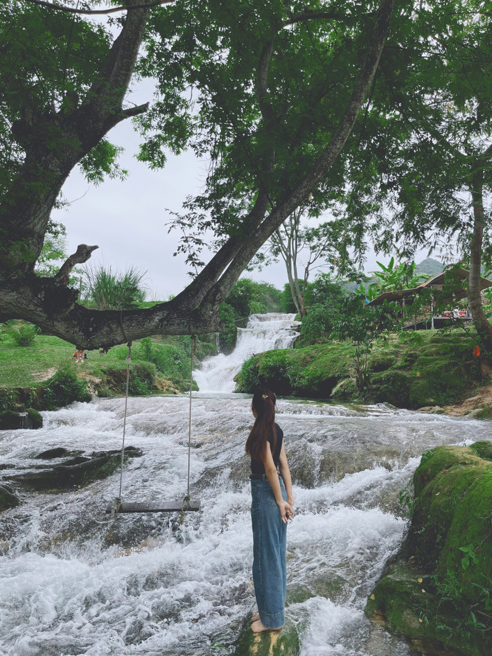 Du khách đến đây thường kết hợp tham quan các nông trại gần đó, như đồi chè trái tim, thung lũng mận Nà Ka hoặc bản Áng. Chỉ cần thuê xe máy và hỏi thăm người dân, đường đi suối Bản Mòn khá dễ tìm và bằng phẳng, phù hợp cả với nhóm bạn lẫn gia đình. Ảnh Chec