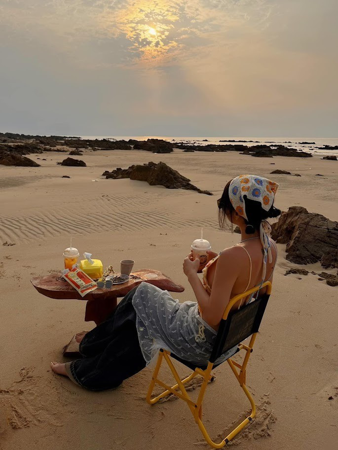 Đứng từ trên cao, du khách có thể thu vào tầm mắt toàn bộ cảnh sắc hoang sơ với bãi cát dài, bãi đá tự nhiên trải dọc và mặt nước biển trong xanh như pha lê. Ảnh Hoài An