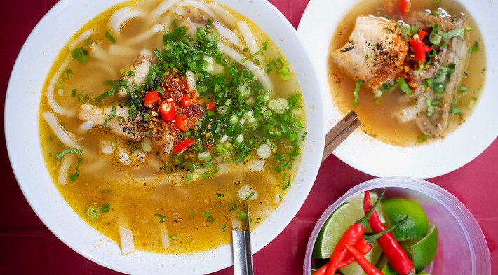 Không chỉ có những điểm đến tuyệt vời, Quảng Bình còn nổi bật với nền ẩm thực đặc sắc. Du khách không thể bỏ qua món bánh lọc lá với lớp vỏ bánh mỏng mềm, nhân tôm thịt dai ngon, hay cháo canh Quảng Bình với sợi bánh canh mềm, nước dùng ngọt thanh. Hải sản ở đây cũng rất phong phú và tươi ngon, như ghẹ hấp, tôm hùm nướng hay mực nướng muối ớt. Những món ăn này chắc chắn sẽ làm hài lòng cả những thực khách khó tính nhất. Ảnh MIA