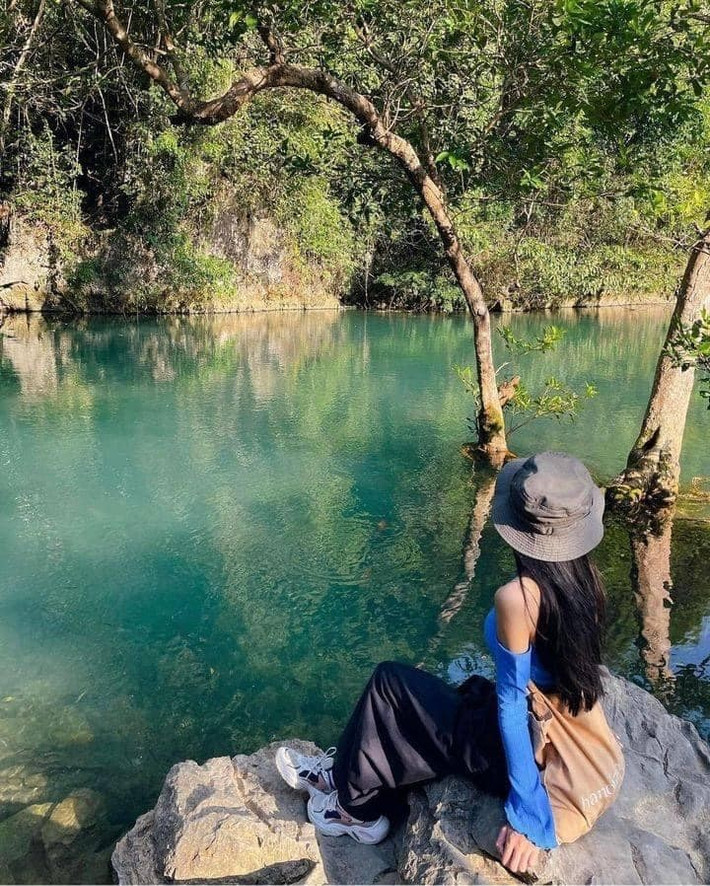 Dòng suối nổi bật với làn nước xanh ngọc bích trong vắt quanh năm, vừa mang vẻ đẹp nên thơ, vừa gắn liền với dấu mốc lịch sử thiêng liêng khi Chủ tịch Hồ Chí Minh trở về Tổ quốc sau hành trình tìm đường cứu nước. Ảnh Xuân Hạnh
