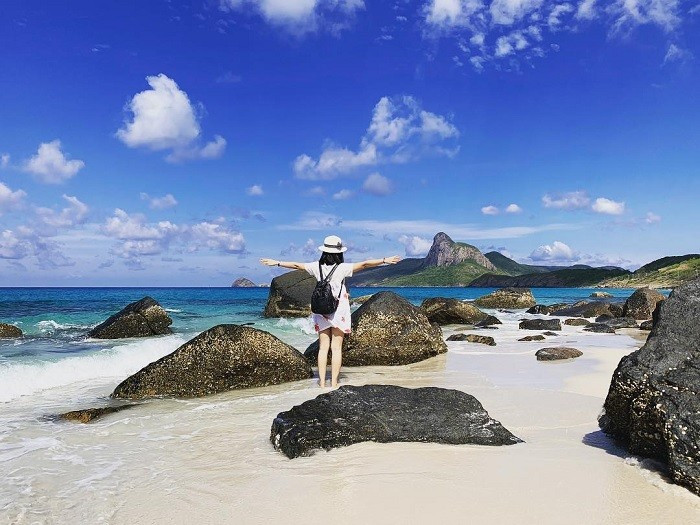 Côn Đảo, từng được biết đến nhiều hơn với giá trị lịch sử và tâm linh, ngày nay đang dần trở thành một điểm đến du lịch nghỉ dưỡng hấp dẫn. Thiên nhiên trong lành, ít bị tác động bởi đô thị hóa, cùng với hệ sinh thái biển đa dạng là lợi thế để Côn Đảo phát triển các loại hình du lịch bền vững. Ảnh dulich