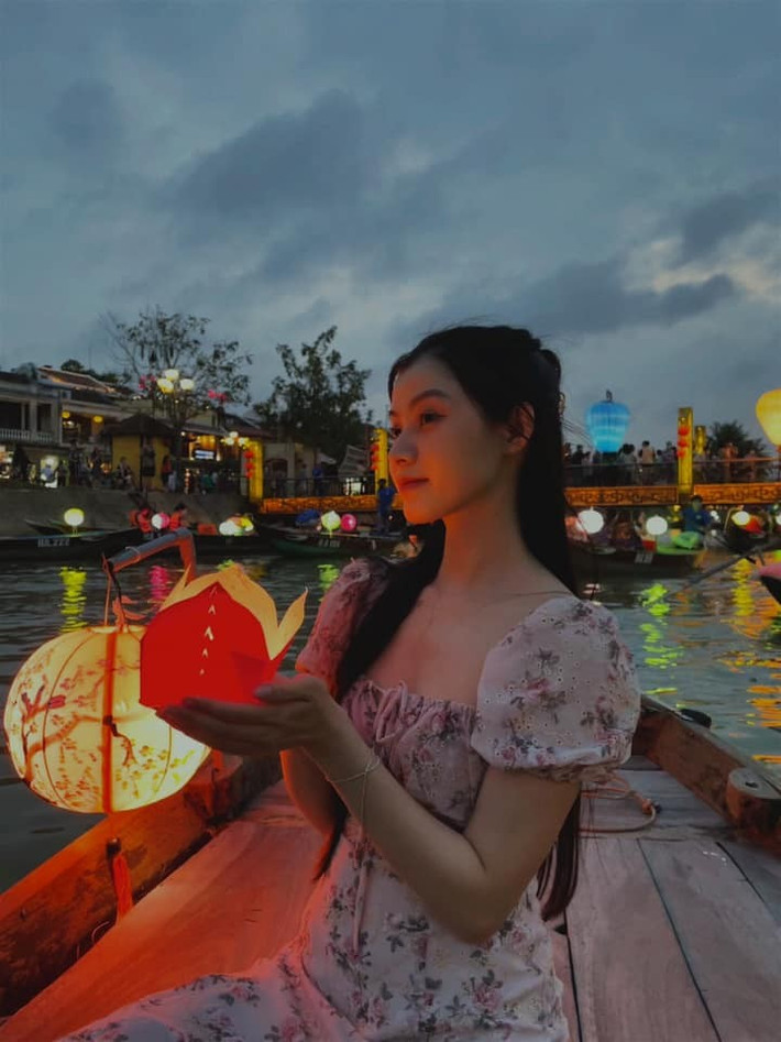 Điều khiến Hội An nổi bật chính là chi phí “tại chỗ” rất hợp lý. Khách sạn hạng tiết kiệm chỉ khoảng 14–25 USD/đêm, phân khúc tầm trung dao động khoảng 50 USD. Ảnh Phạm Khánh Linh
