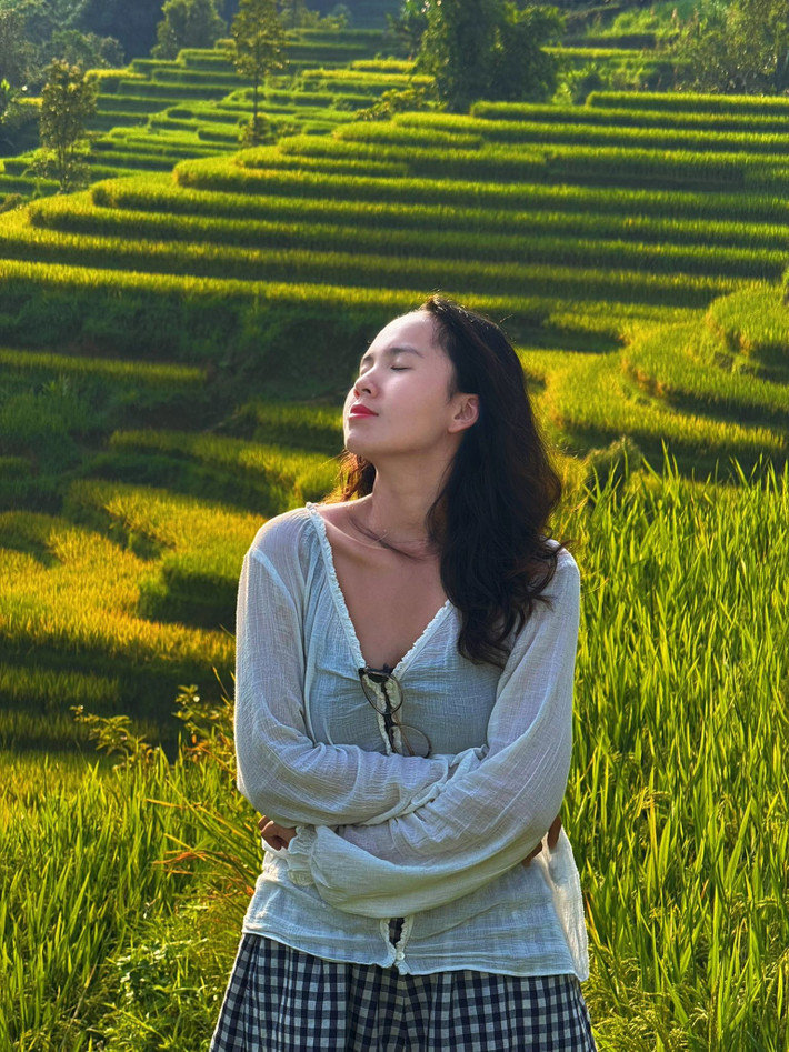 Từ trung tâm Sa Pa, chỉ khoảng 20 phút đi xe máy là có thể tới bản. Đường vào Séo Chong Hô vừa dễ đi vừa có những khúc cua mở ra tầm nhìn ngoạn mục, đưa du khách vào một thế giới khác – nơi thiên nhiên và con người hòa làm một, nơi mỗi bước chân đều là một khung hình đáng giá lưu giữ. Ảnh Fanpage Chuyện của Hậu