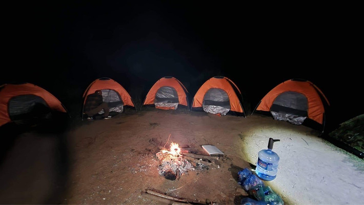 Một trong những điều thú vị khi tham gia tour là du khách sẽ không phải lo lắng về việc lên kế hoạch hay chuẩn bị, bởi các công ty lữ hành đã lo hết mọi thứ, từ xe đưa đón, lều cắm trại, bữa tối BBQ ngoài trời cho đến hướng dẫn viên chuyên nghiệp giúp bạn hiểu rõ hơn về văn hóa bản địa. Ảnh Anh Chiêm
