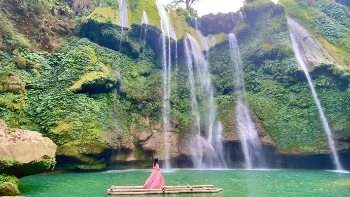 Hiện nay, nhiều công ty lữ hành đã khai thác tuyến tour ngắn ngày khám phá thác Chiềng Khoa kết hợp tham quan các điểm nổi bật của Mộc Châu như rừng thông bản Áng, đồi chè trái tim, thác Dải Yếm... Một số tour phổ biến có lịch trình 2 ngày 1 đêm, xuất phát từ Hà Nội, giá dao động từ 1,2 đến 1,5 triệu đồng/người, bao gồm xe đưa đón, vé tham quan, hướng dẫn viên và bữa ăn địa phương. Ảnh Phương Mai Nguyễn